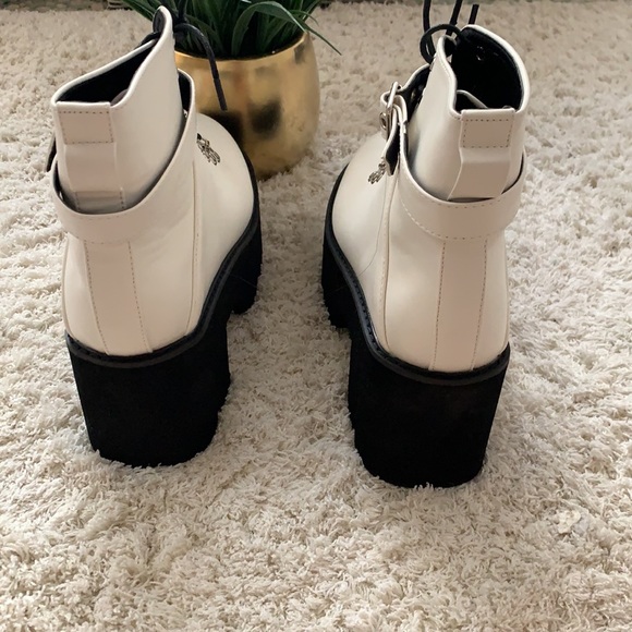 White Boots Trending - Picture 4 of 5